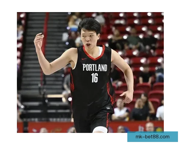 以斯普利特盛赞杨瀚森持续进步高位策应组织能力出众带动球队进攻 以斯普利特盛赞杨瀚森持续进步高位策应组织能力出众带动球队进攻